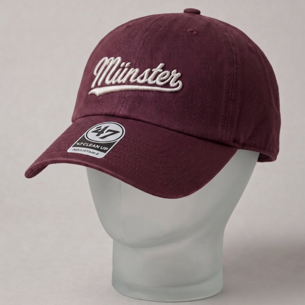 Bordeauxrote Baseballcap mit cremeweiß gesticktem, geschwungenem Münster-Schriftzug